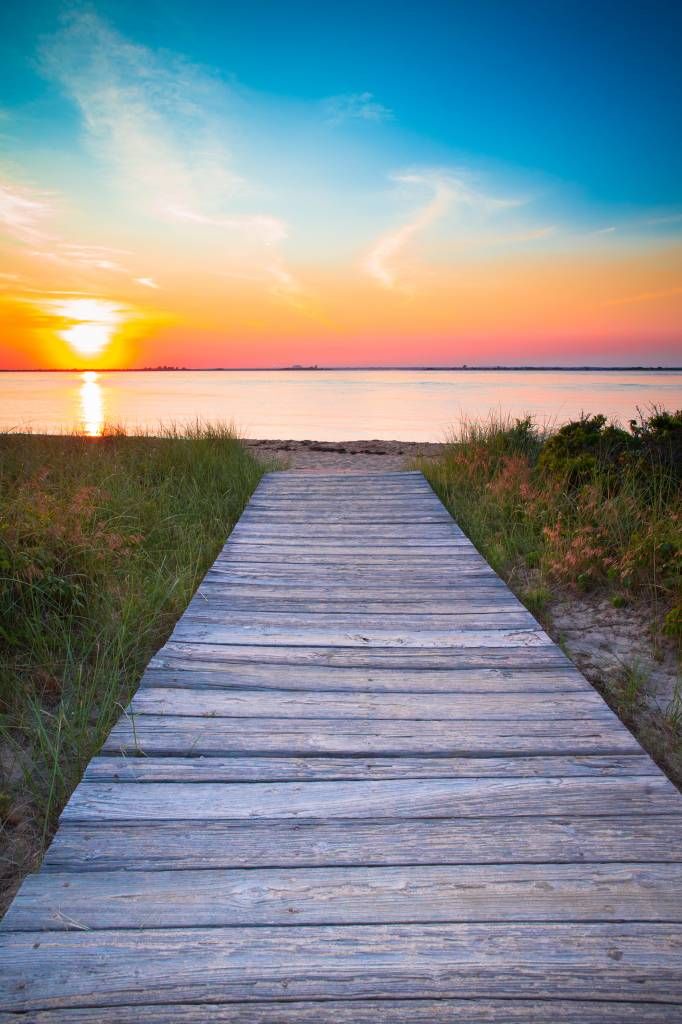 Strand en houten weg