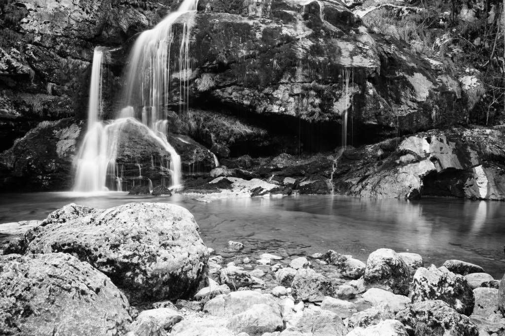 Waterval over een stenen wand 