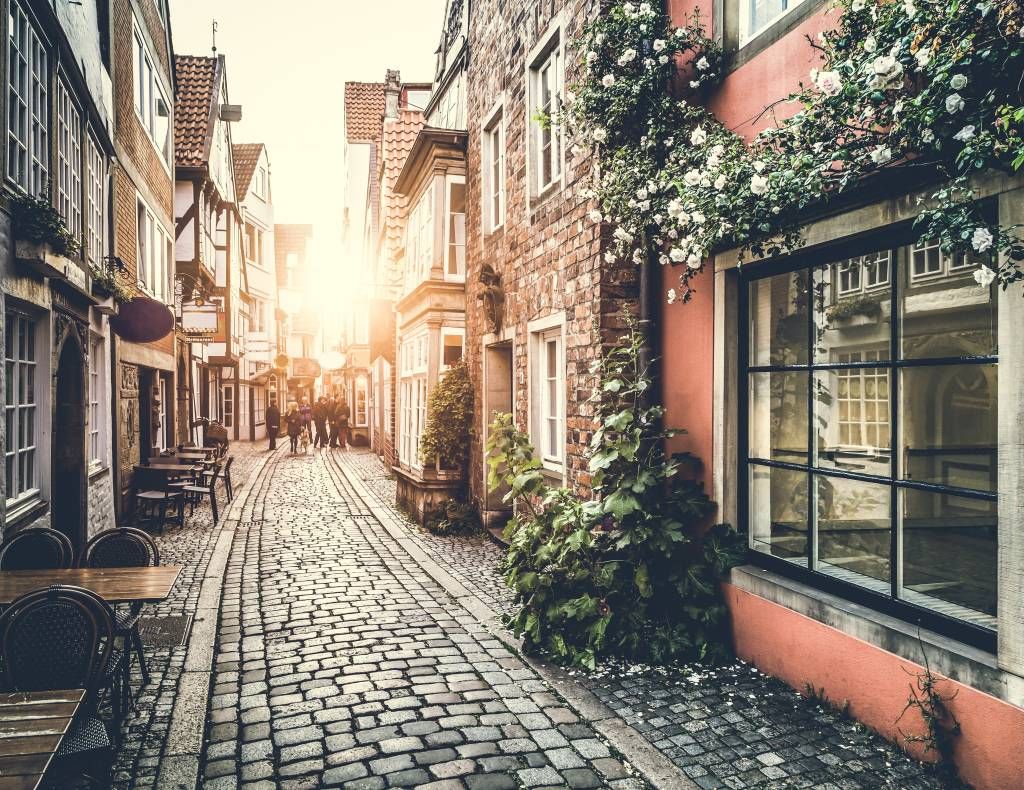 Zonsondergang in een oud straatje