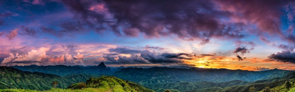 Zonsondergang over een berg