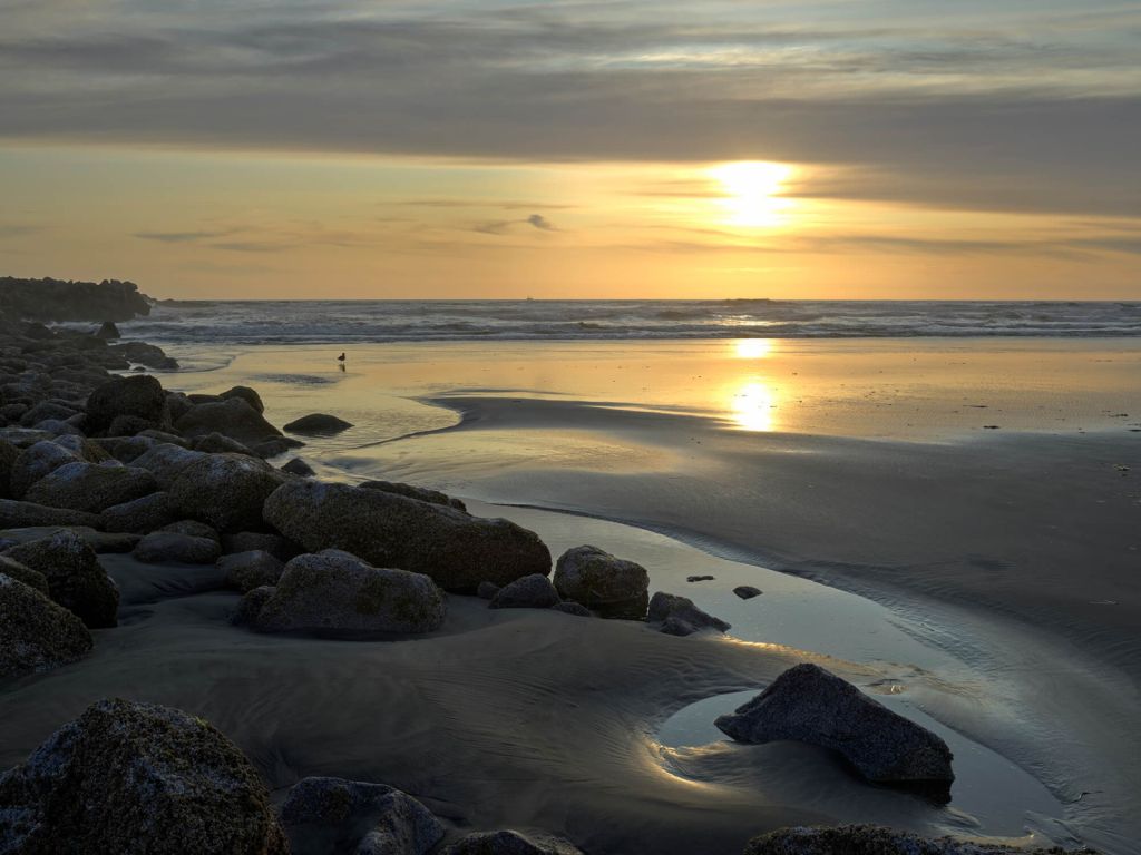 Zonsondergang bij een strand