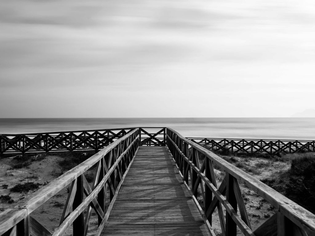 Loopbrug naar het strand