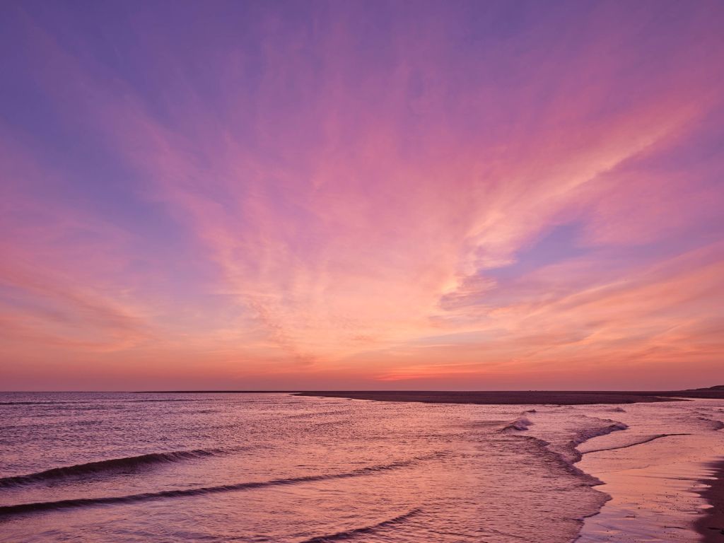 Strand met roze zonsondergang