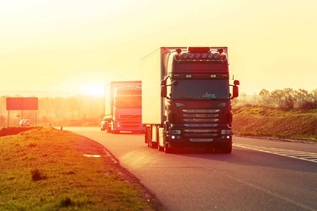 Vrachtwagens op een snelweg