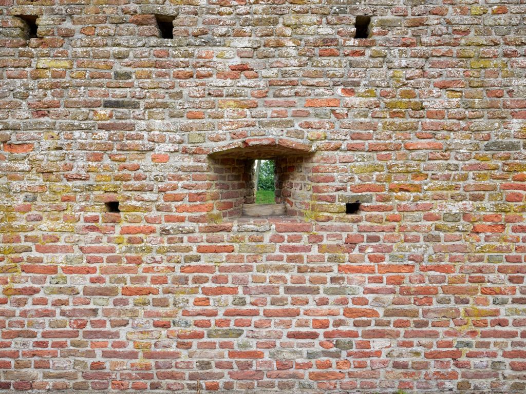 Stadsmuur met doorkijkje