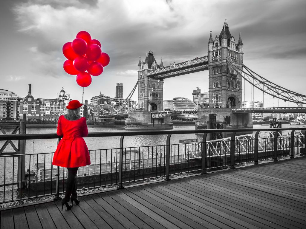 Vrouw bij de Tower bridge