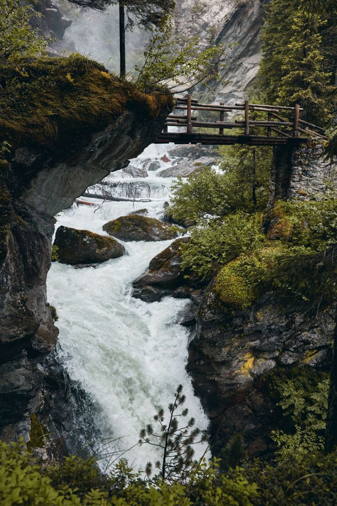 Brug bij een waterval