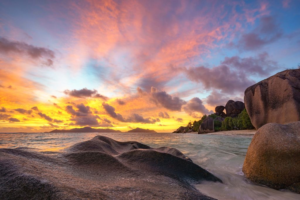 Zonsondergang op tropisch strand