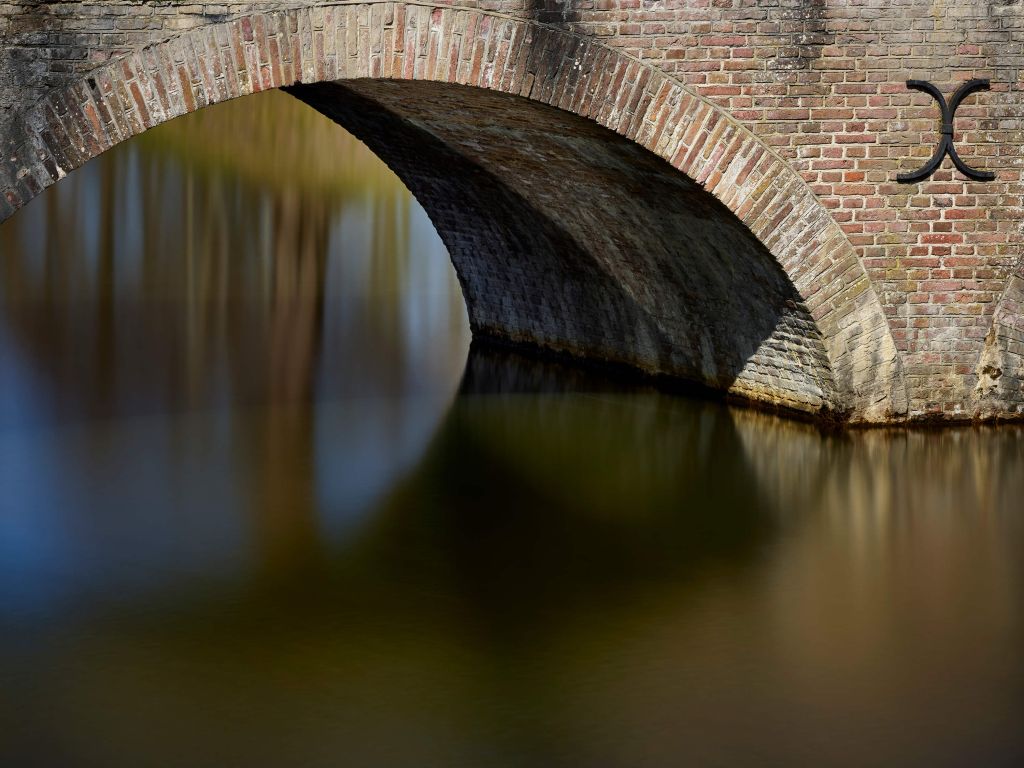 Oude boogbrug naar kasteel