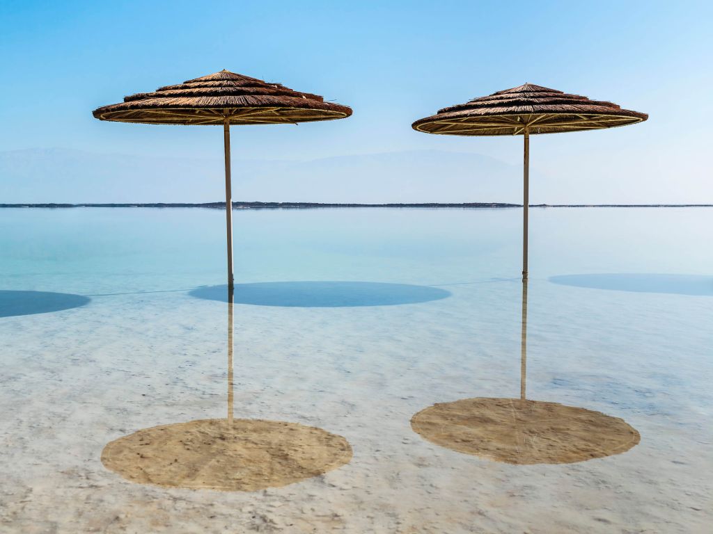 Parasols in de zee