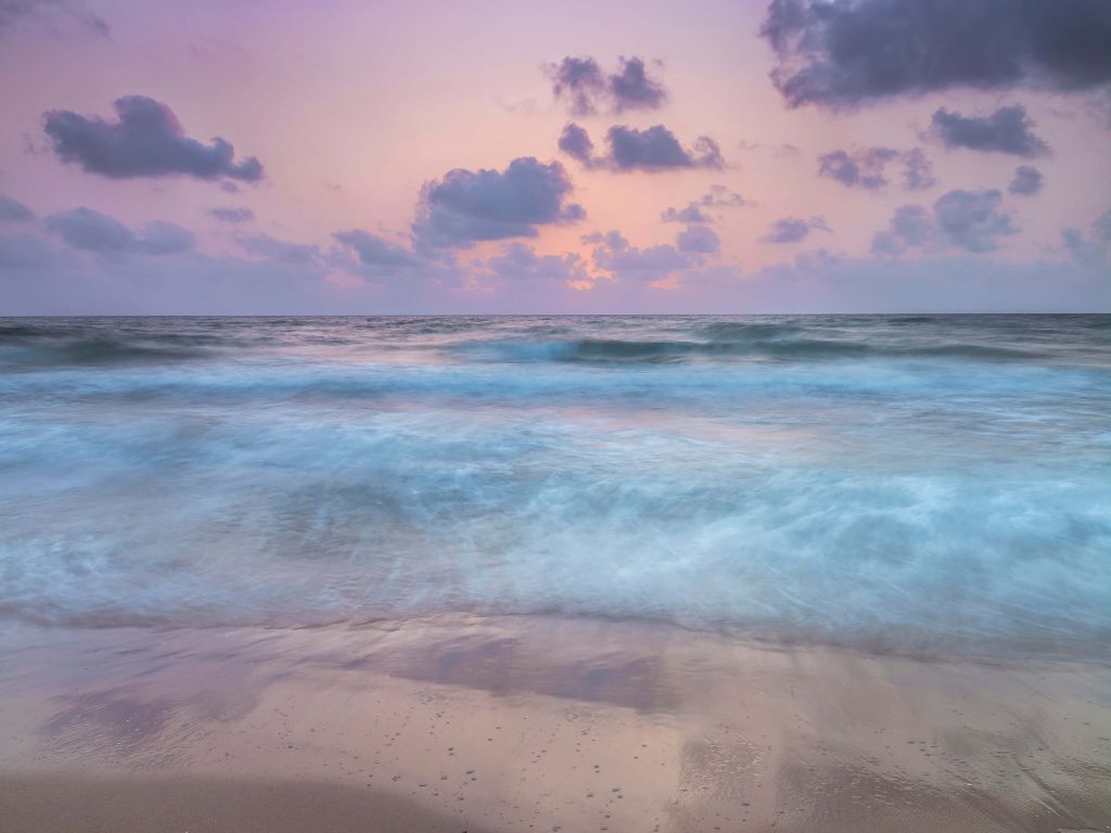 Kleurrijke zonsondergang bij het strand