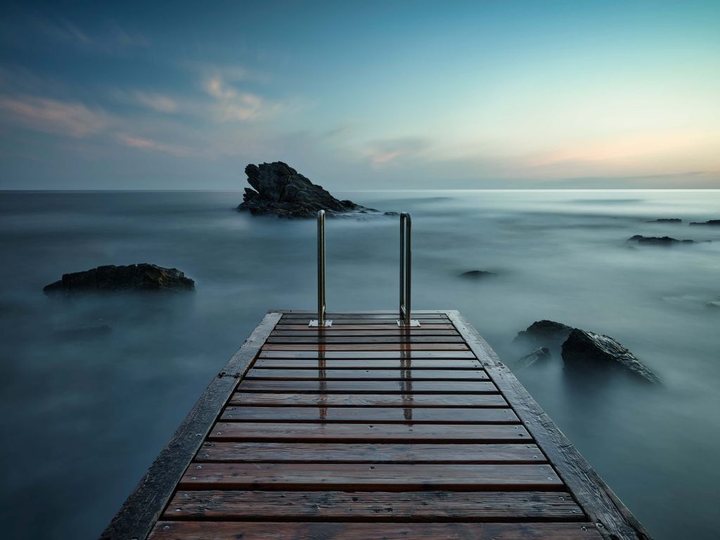 Houten steiger aan de kust