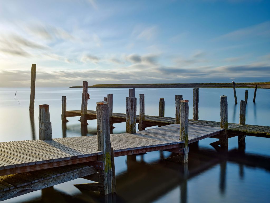 Houten steiger bij zonsopkomst