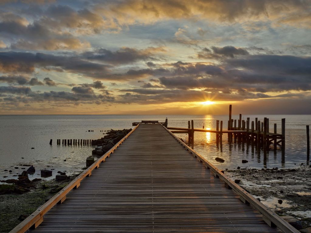 Houten steiger met zonsopkomst