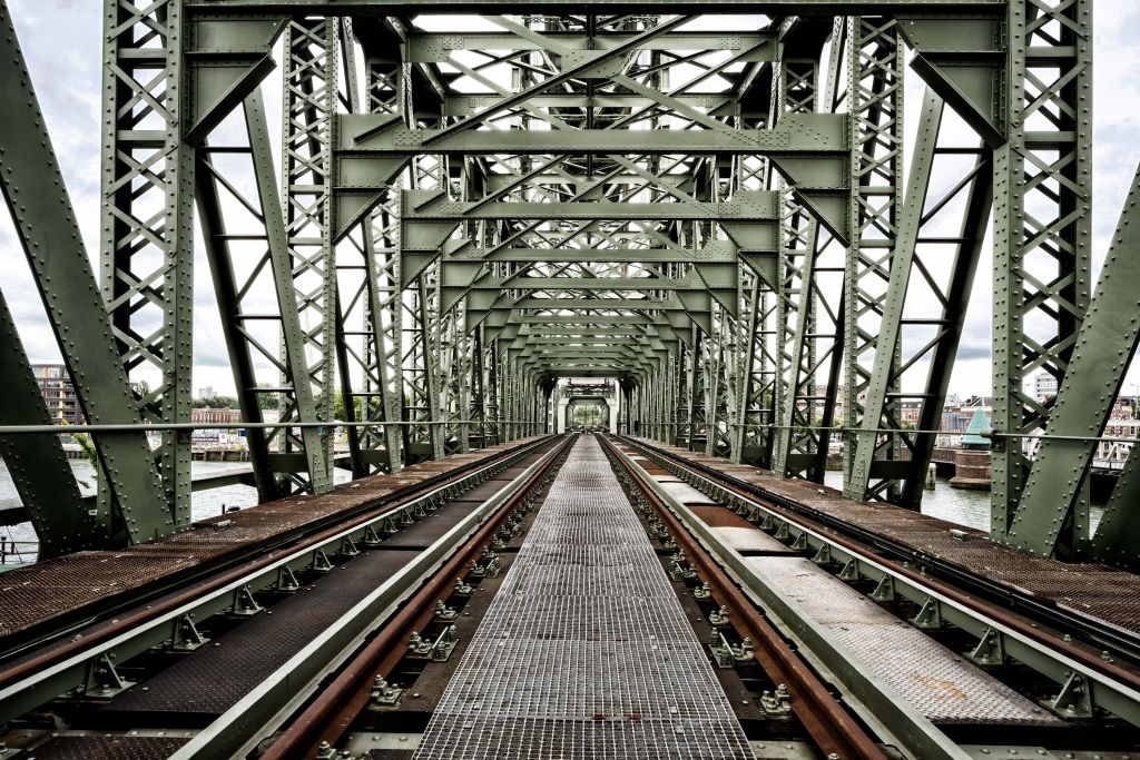 Monumentale spoorbrug De Hef in Rotterdam   