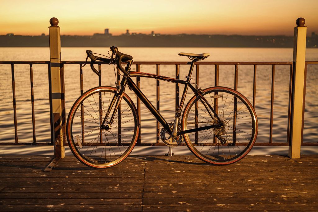 Racefiets aan het water