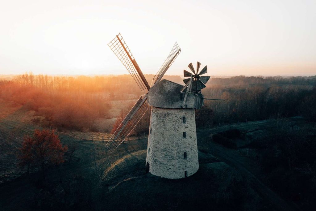 Windmolen in prachtig licht bij zonsondergang