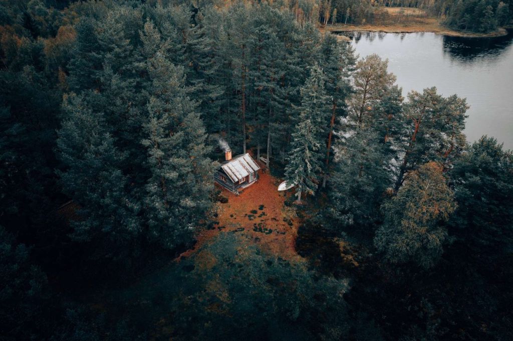 Hut omgeven door bos en meren