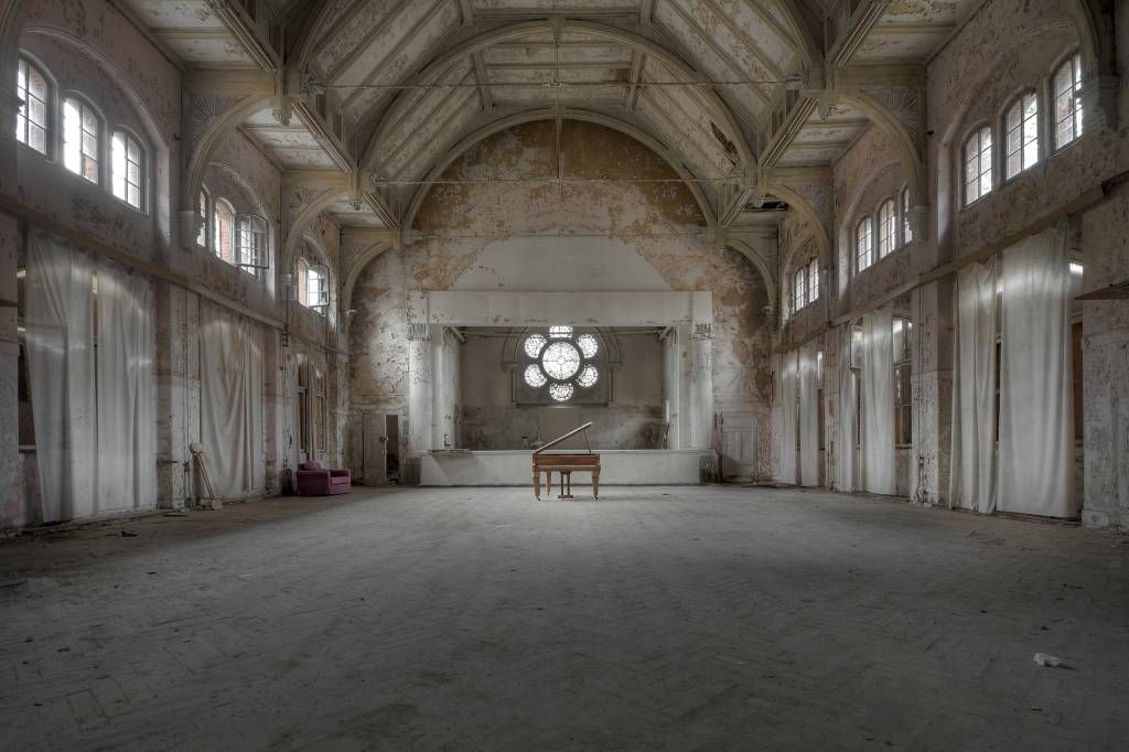 Zaal in oud sanatorium